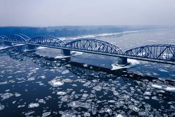 Zimie Pływa Rzece Starym Moście Widok Lotu Ptaka Zimą Polsce — Zdjęcie stockowe