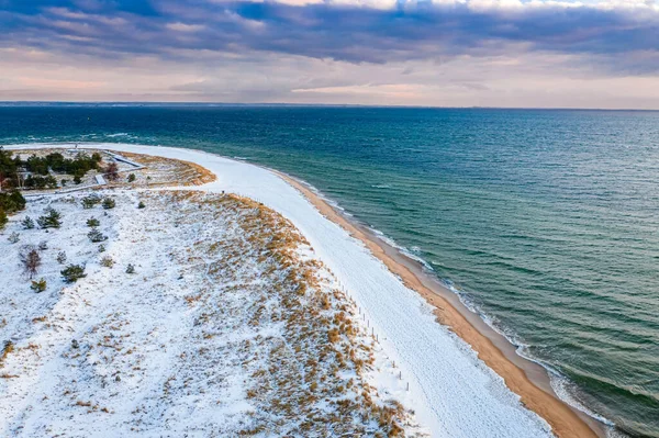 バルト海でのヘル半島と雪のビーチ 冬の空中風景バルト海 — ストック写真