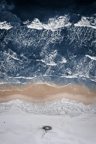 雪のビーチと冬の水泳 ポーランドのバルト海での漁船 — ストック写真