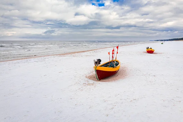 Snowy Plaża Łódź Rybacka Zimowe Bałtyckie Morze Widok Lotu Ptaka — Zdjęcie stockowe