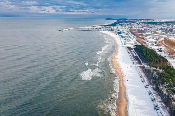 冬にバルト海で雪のビーチとヒール半島 冬のポーランドの空中風景 — ストック写真