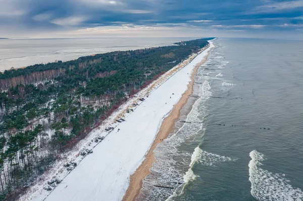 ヘル半島の雪のビーチ 冬のバルト海 ポーランドでの冬の空中ビュー — ストック写真