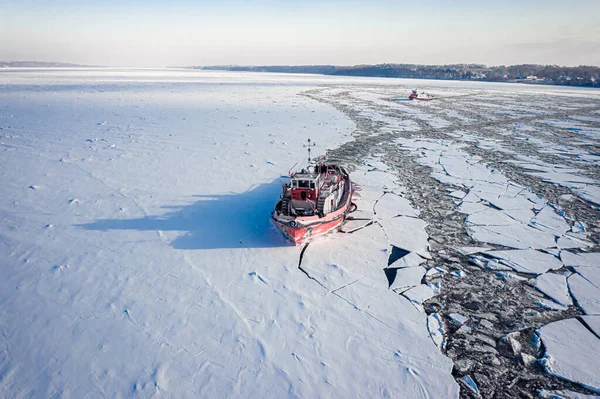 Eisbrecher Auf Dem Fluss Winter Luftaufnahme Der Zugefrorenen Weichsel Polen — Stockfoto