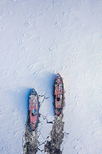 Zwei Eisbrecher Brechen Winter Eis Auf Dem Fluss Luftaufnahme Von — Stockfoto
