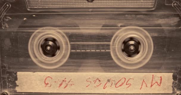 Dönen ses kaseti çalan kişi. Eski kaset ve oynatıcı. — Stok video