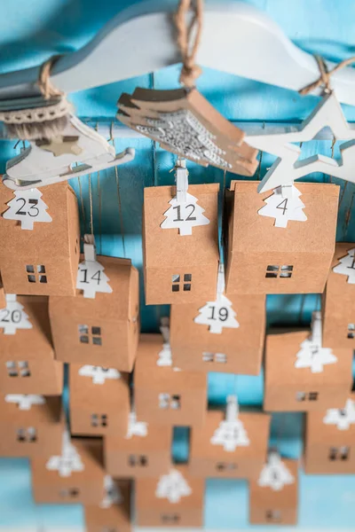 Handgemaakte Kerstadventskalender Van Clip Koord Karton Blauwe Houten Ondergrond — Stockfoto