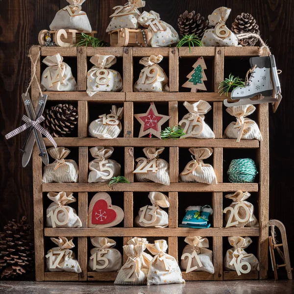 Originele Adventskalender Voor Kerstmis Oude Houten Doos Donkere Achtergrond — Stockfoto