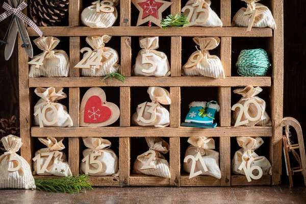 Mooie Advent Kalender Voor Kerstmis Gemaakt Van Koord Tassen Donkere — Stockfoto