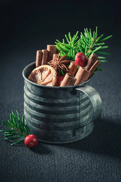 Especias Aromáticas Navidad Con Abeto Taza Rústica Sobre Mesa Oscura — Foto de Stock