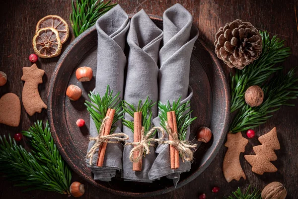 Kreative Weihnachtliche Tischdekoration Mit Serviette Und Plätzchen Auf Holztisch — Stockfoto