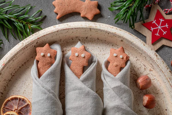 Creative Christmas Table Setting Gingerbread Cookies Napkin Wooden Table — Stock Photo, Image