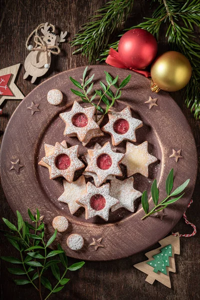 Handgemaakte Gebrandschilderde Glazen Koekjes Voor Kerstavond Houten Tafel — Stockfoto