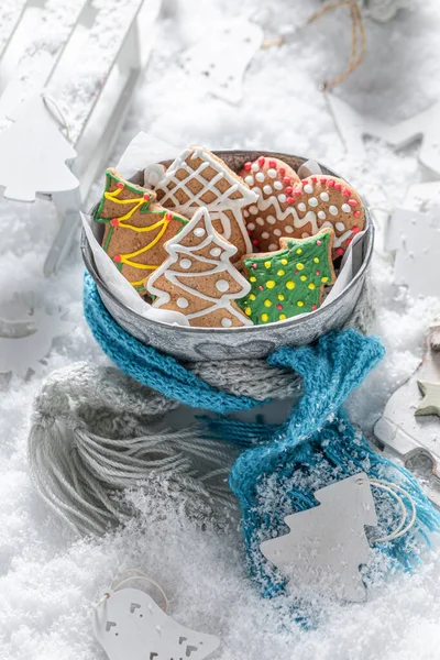 Słodkie Pierniki Świąteczne Ciasteczka Jako Mała Świąteczna Przekąska Śnieżnym Stole — Zdjęcie stockowe