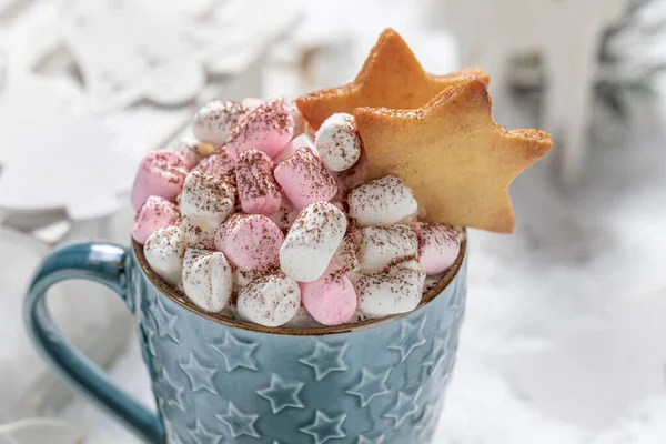 Házi Készítésű Forró Csokoládé Karácsonyi Mályvacukorral Kakaóval Fehér Asztalon — Stock Fotó