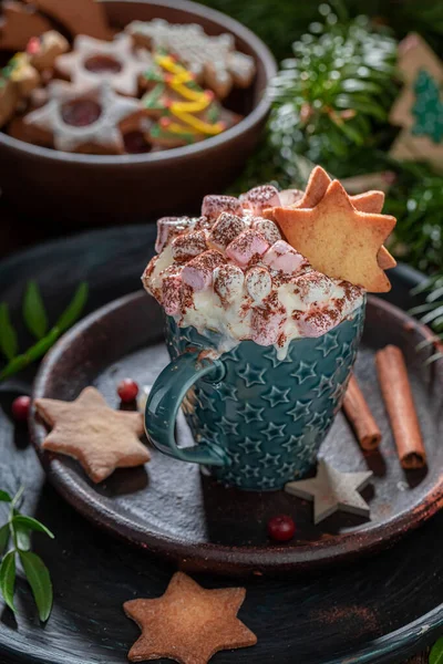 Uppvärmning Choklad Med Julkaka Gjord Pepparkakor Träbord — Stockfoto