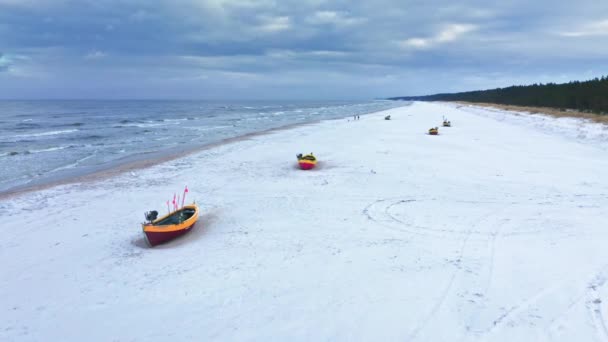 Рибні човни на узбережжі Балтійського моря взимку.. — стокове відео