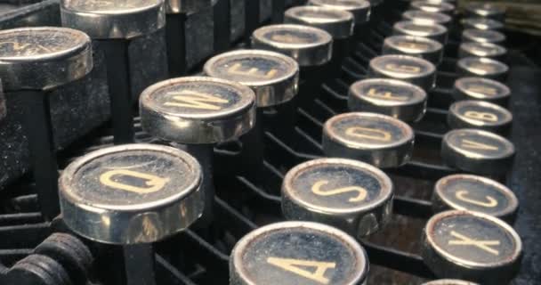 Detailní záběr na starožitný psací stroj. Klávesnice psacího stroje. Kancelářské vybavení. — Stock video