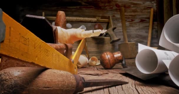 Herramientas de carpintería en taller. Tampers, cinceles, planos en el banco de carpintería. — Vídeos de Stock