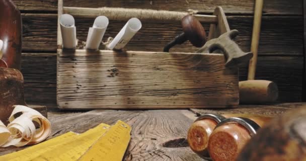 Banco de carpintería vintage con tampers, cinceles y planos. Herramientas de carpintería. — Vídeos de Stock