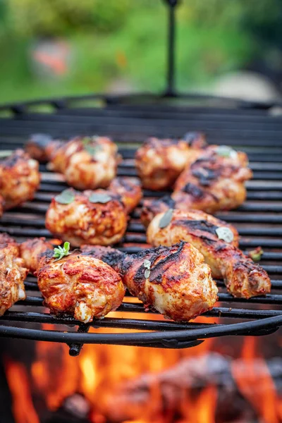 Finom Sült Csirke Fűszerekkel Grill Kertben Vidéki Grill Nyáron — Stock Fotó