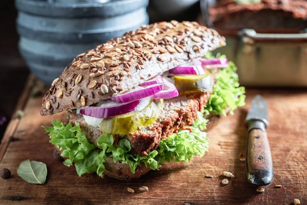 Krydrede Skiver Laget Smakfulle Ingredienser Som Snacks Hjemmelaget Sandwich Med – stockfoto