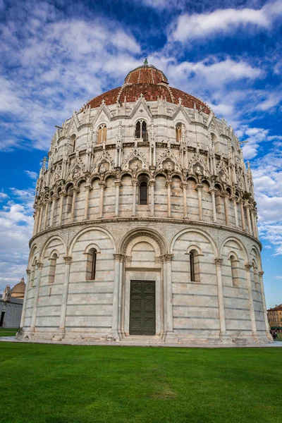 Historické Baptisterium v Pise v létě — Stock fotografie