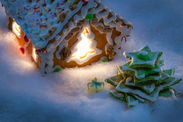 Badem ezmesi hediye gingerbread Noel ağacının altında — Stok fotoğraf