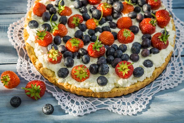 Tarta con fresas y arándanos — Foto de Stock