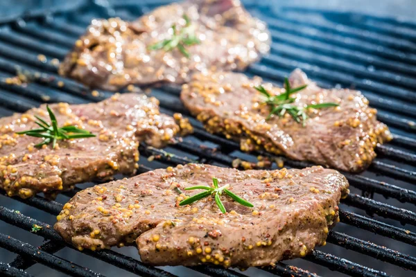 Steak frais sur le gril avec feu — Photo