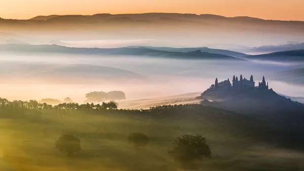 Sunrise over the valley of olive groves and vines — Stock Photo, Image