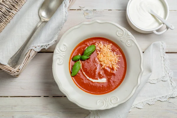 Sopa de tomate com queijo, manjericão e creme — Fotografia de Stock