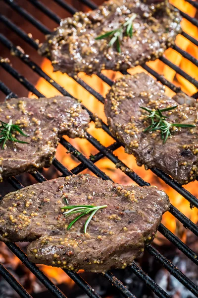 Steak frais salé sur le gril avec feu — Photo