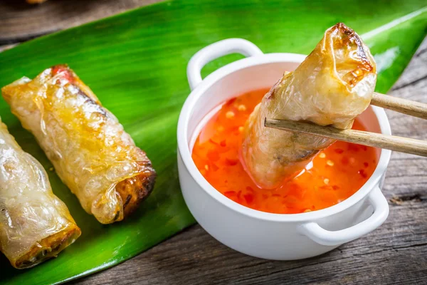 Rollos fritos de primavera sirve con salsa agridulce —  Fotos de Stock