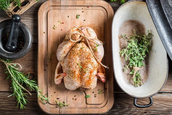 Pollo speziato prima della tostatura — Foto Stock