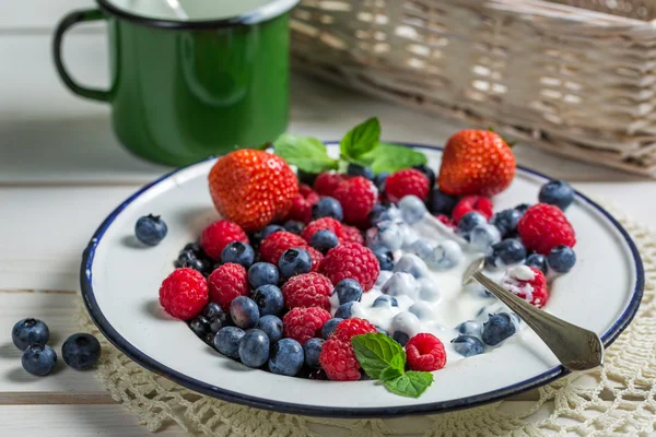 Closeup de frutos de baga com nata — Fotografia de Stock