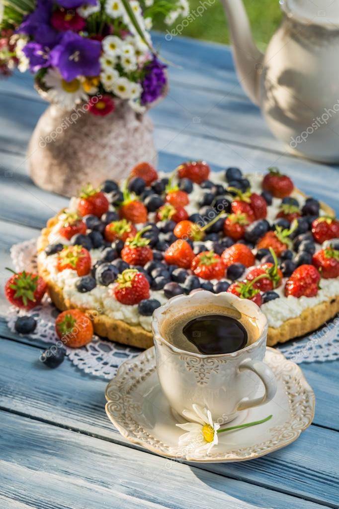 Kaffee und Obsttorten im Garten serviert Stockfotografie