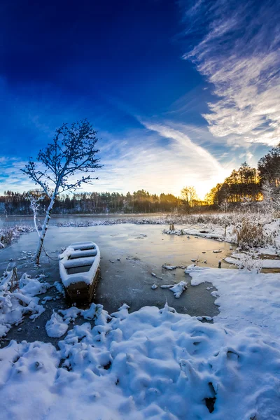 Winter sunrise on the frozen lake — Stock Photo, Image