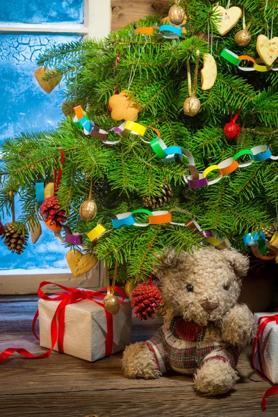 Geschmückter Weihnachtsbaum mit Geschenken an einem Winterabend — Stockfoto