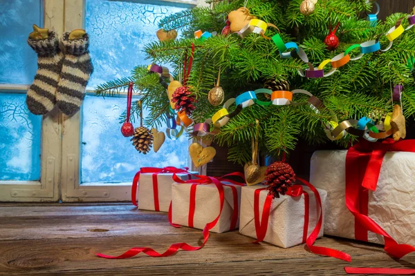 Cabaña llena de decoraciones navideñas caseras — Foto de Stock