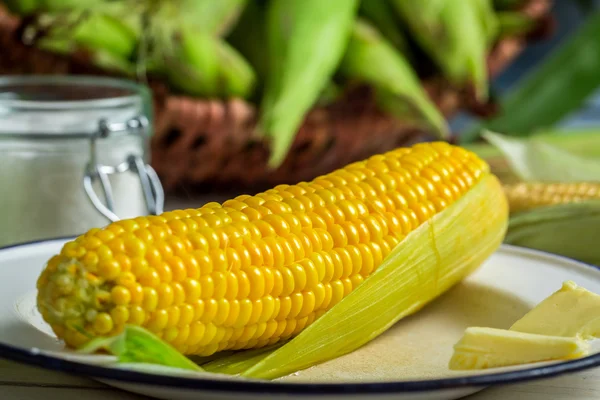 Kokt mais servert med smør – stockfoto