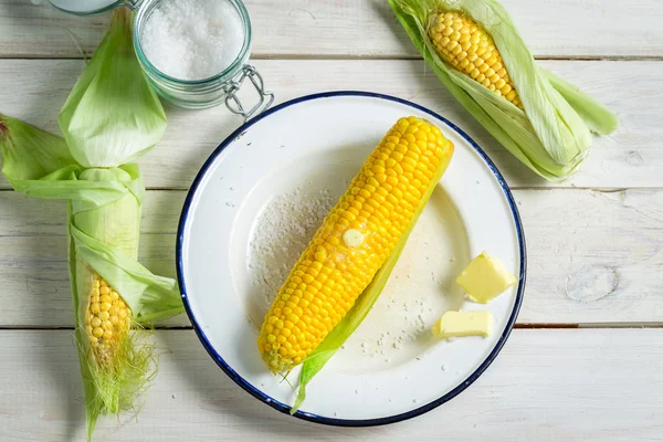 Fersk og varm mais til frokost – stockfoto