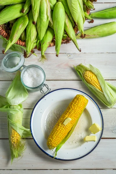 Fersk mais servert med smør – stockfoto