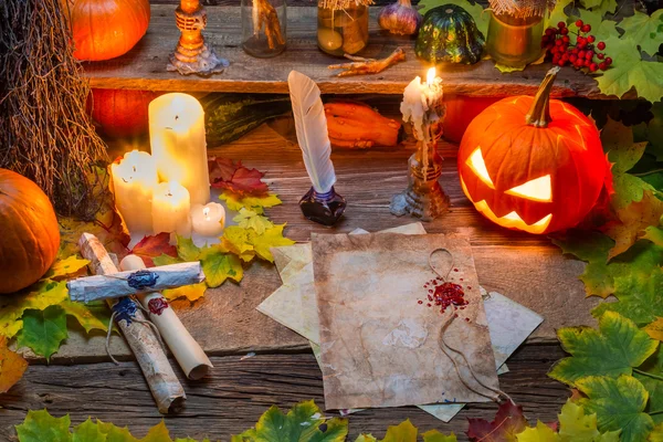 Scrivania Scribe piena di pergamene e candele — Foto Stock