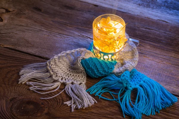 Winternachmittag mit heißem Tee in der Hütte — Stockfoto