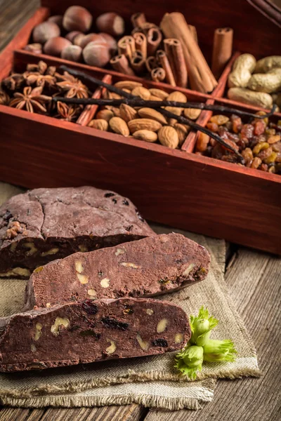 Hausgemachte dunkle Schokolade mit Nüssen — Stockfoto