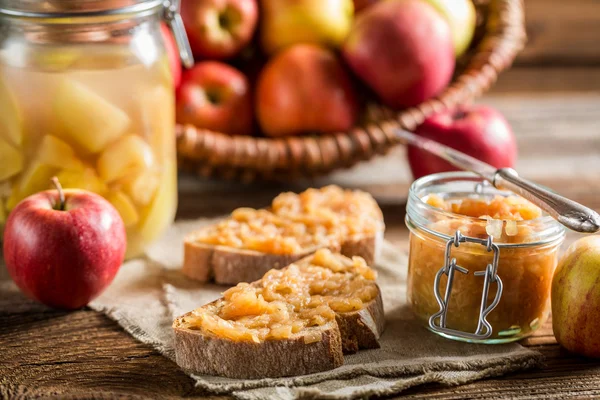 Piccolo spuntino con marmellata di mele nella dispensa — Foto Stock