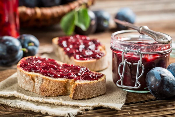 Lukket smørbrød med fersk plommesyltetøy stockbilde