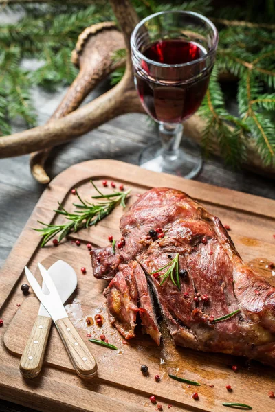 Freshly roasted venison with rosemary and pepper — Stock Photo, Image