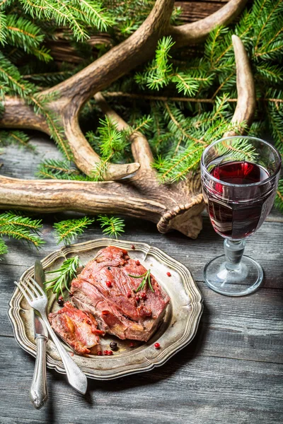 Φρέσκο κομμάτι κρέας ελαφιού σερβίρεται με κόκκινο κρασί — Φωτογραφία Αρχείου