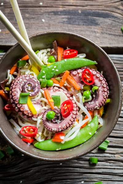 Octopus with vegetables and noodles — Stock Photo, Image